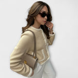 Klasický svetr s ozdobnými kapsami