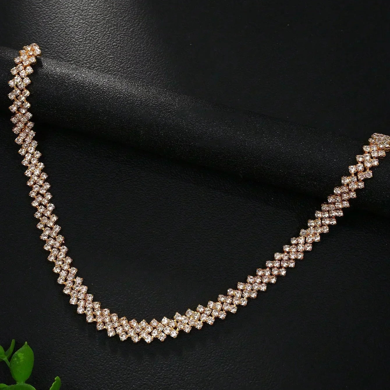 Elegantní náhrdelník s kamínky